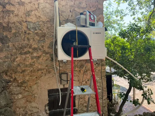 Installation d'une climatisation Bosh sur un mur de pierre à Saint Tropez, Brignoles, Climathermofluide